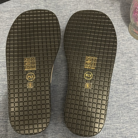 NIB PrettyLittleThing Women’s Sz 7 Cream Chunky Sandal Toe Flip Flops - Picture 6 of 6